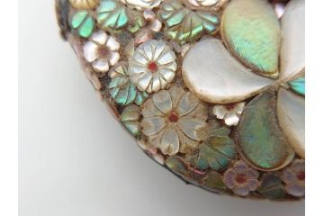 時代物　珊瑚　螺鈿細工　花尽くし　煌びやかで凝った意匠が目を惹く帯留め(アンティーク、サンゴ、帯締め、着物道具、和装小物、アクセサリー)(R-074707)
