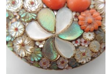 時代物　珊瑚　螺鈿細工　花尽くし　煌びやかで凝った意匠が目を惹く帯留め(アンティーク、サンゴ、帯締め、着物道具、和装小物、アクセサリー)(R-074707)