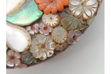 時代物　珊瑚　螺鈿細工　花尽くし　煌びやかで凝った意匠が目を惹く帯留め(アンティーク、サンゴ、帯締め、着物道具、和装小物、アクセサリー)(R-074707)