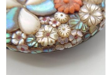 時代物　珊瑚　螺鈿細工　花尽くし　煌びやかで凝った意匠が目を惹く帯留め(アンティーク、サンゴ、帯締め、着物道具、和装小物、アクセサリー)(R-074707)