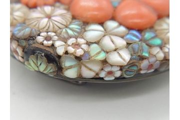 時代物　珊瑚　螺鈿細工　花尽くし　煌びやかで凝った意匠が目を惹く帯留め(アンティーク、サンゴ、帯締め、着物道具、和装小物、アクセサリー)(R-074707)