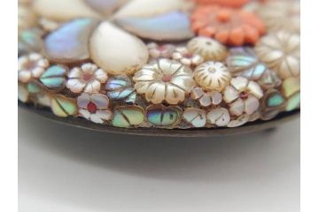 時代物　珊瑚　螺鈿細工　花尽くし　煌びやかで凝った意匠が目を惹く帯留め(アンティーク、サンゴ、帯締め、着物道具、和装小物、アクセサリー)(R-074707)