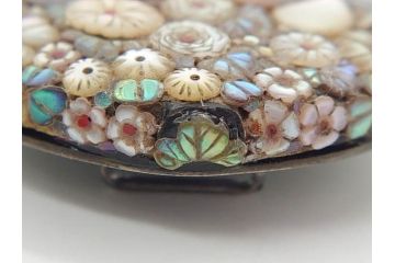 時代物　珊瑚　螺鈿細工　花尽くし　煌びやかで凝った意匠が目を惹く帯留め(アンティーク、サンゴ、帯締め、着物道具、和装小物、アクセサリー)(R-074707)