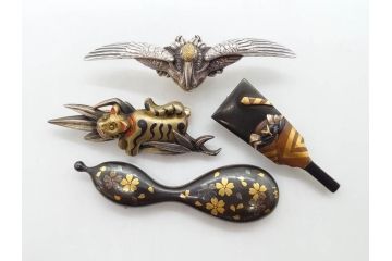 金工　銀地鍍金笹に張り子虎　芳広　帯留めとブローチなど4点セット(鳥、鶴、ツル、つる、在銘、瓢箪、羽子板、帯締め、着物道具、和装小物、アクセサリー)(R-074709)