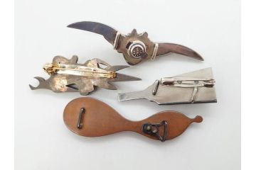 金工　銀地鍍金笹に張り子虎　芳広　帯留めとブローチなど4点セット(鳥、鶴、ツル、つる、在銘、瓢箪、羽子板、帯締め、着物道具、和装小物、アクセサリー)(R-074709)