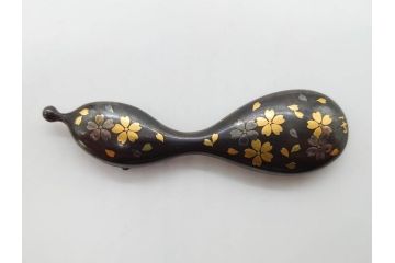 金工　銀地鍍金笹に張り子虎　芳広　帯留めとブローチなど4点セット(鳥、鶴、ツル、つる、在銘、瓢箪、羽子板、帯締め、着物道具、和装小物、アクセサリー)(R-074709)