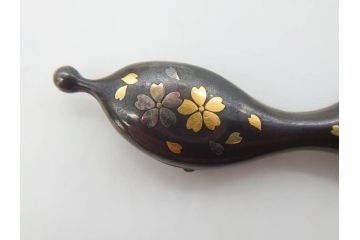 金工　銀地鍍金笹に張り子虎　芳広　帯留めとブローチなど4点セット(鳥、鶴、ツル、つる、在銘、瓢箪、羽子板、帯締め、着物道具、和装小物、アクセサリー)(R-074709)