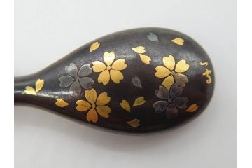 金工　銀地鍍金笹に張り子虎　芳広　帯留めとブローチなど4点セット(鳥、鶴、ツル、つる、在銘、瓢箪、羽子板、帯締め、着物道具、和装小物、アクセサリー)(R-074709)
