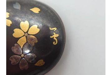 金工　銀地鍍金笹に張り子虎　芳広　帯留めとブローチなど4点セット(鳥、鶴、ツル、つる、在銘、瓢箪、羽子板、帯締め、着物道具、和装小物、アクセサリー)(R-074709)