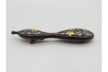 金工　銀地鍍金笹に張り子虎　芳広　帯留めとブローチなど4点セット(鳥、鶴、ツル、つる、在銘、瓢箪、羽子板、帯締め、着物道具、和装小物、アクセサリー)(R-074709)