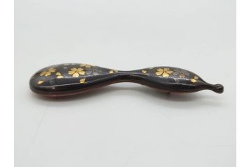 金工　銀地鍍金笹に張り子虎　芳広　帯留めとブローチなど4点セット(鳥、鶴、ツル、つる、在銘、瓢箪、羽子板、帯締め、着物道具、和装小物、アクセサリー)(R-074709)