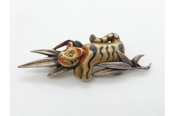 金工　銀地鍍金笹に張り子虎　芳広　帯留めとブローチなど4点セット(鳥、鶴、ツル、つる、在銘、瓢箪、羽子板、帯締め、着物道具、和装小物、アクセサリー)(R-074709)