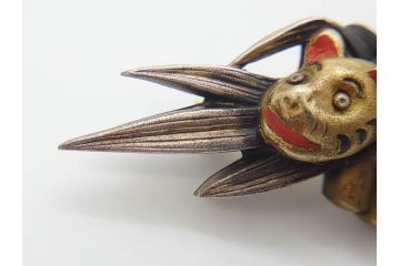 金工　銀地鍍金笹に張り子虎　芳広　帯留めとブローチなど4点セット(鳥、鶴、ツル、つる、在銘、瓢箪、羽子板、帯締め、着物道具、和装小物、アクセサリー)(R-074709)