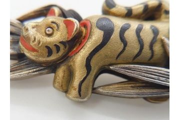 金工　銀地鍍金笹に張り子虎　芳広　帯留めとブローチなど4点セット(鳥、鶴、ツル、つる、在銘、瓢箪、羽子板、帯締め、着物道具、和装小物、アクセサリー)(R-074709)