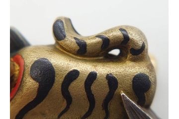 金工　銀地鍍金笹に張り子虎　芳広　帯留めとブローチなど4点セット(鳥、鶴、ツル、つる、在銘、瓢箪、羽子板、帯締め、着物道具、和装小物、アクセサリー)(R-074709)