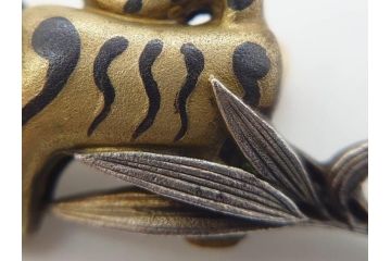 金工　銀地鍍金笹に張り子虎　芳広　帯留めとブローチなど4点セット(鳥、鶴、ツル、つる、在銘、瓢箪、羽子板、帯締め、着物道具、和装小物、アクセサリー)(R-074709)