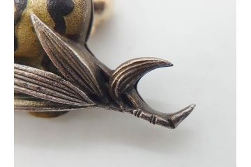 金工　銀地鍍金笹に張り子虎　芳広　帯留めとブローチなど4点セット(鳥、鶴、ツル、つる、在銘、瓢箪、羽子板、帯締め、着物道具、和装小物、アクセサリー)(R-074709)