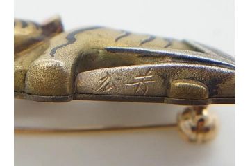 金工　銀地鍍金笹に張り子虎　芳広　帯留めとブローチなど4点セット(鳥、鶴、ツル、つる、在銘、瓢箪、羽子板、帯締め、着物道具、和装小物、アクセサリー)(R-074709)