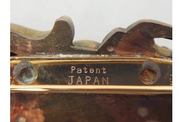 金工　銀地鍍金笹に張り子虎　芳広　帯留めとブローチなど4点セット(鳥、鶴、ツル、つる、在銘、瓢箪、羽子板、帯締め、着物道具、和装小物、アクセサリー)(R-074709)
