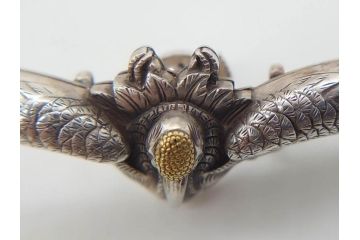 金工　銀地鍍金笹に張り子虎　芳広　帯留めとブローチなど4点セット(鳥、鶴、ツル、つる、在銘、瓢箪、羽子板、帯締め、着物道具、和装小物、アクセサリー)(R-074709)