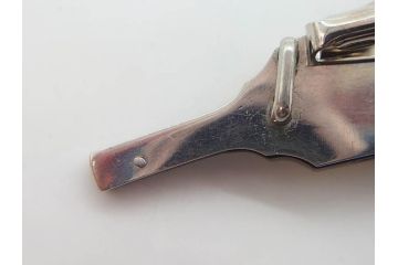 金工　銀地鍍金笹に張り子虎　芳広　帯留めとブローチなど4点セット(鳥、鶴、ツル、つる、在銘、瓢箪、羽子板、帯締め、着物道具、和装小物、アクセサリー)(R-074709)