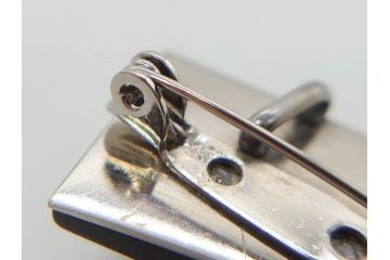 金工　銀地鍍金笹に張り子虎　芳広　帯留めとブローチなど4点セット(鳥、鶴、ツル、つる、在銘、瓢箪、羽子板、帯締め、着物道具、和装小物、アクセサリー)(R-074709)