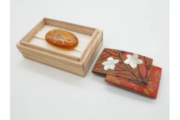 べっ甲(鼈甲)　蒔絵　竹　良生銘　百合螺鈿　和の趣溢れる帯留め2個セット(ブローチ、帯締め、着物道具、和装小物、アクセサリー)(R-074710)