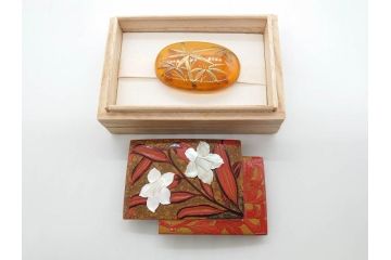 べっ甲(鼈甲)　蒔絵　竹　良生銘　百合螺鈿　和の趣溢れる帯留め2個セット(ブローチ、帯締め、着物道具、和装小物、アクセサリー)(R-074710)