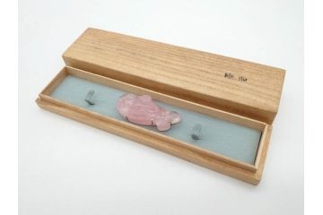紅水晶　ローズクォーツ　水面に浮かぶ鳥　優しいピンク色が美しく上品な雰囲気の帯留め(帯締め、着物道具、和装小物、アクセサリー、ブローチ、箱付き)(R-074712)