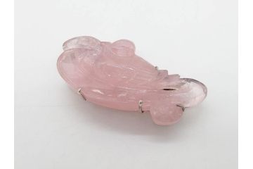 紅水晶　ローズクォーツ　水面に浮かぶ鳥　優しいピンク色が美しく上品な雰囲気の帯留め(帯締め、着物道具、和装小物、アクセサリー、ブローチ、箱付き)(R-074712)