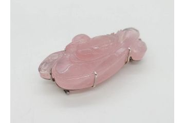 紅水晶　ローズクォーツ　水面に浮かぶ鳥　優しいピンク色が美しく上品な雰囲気の帯留め(帯締め、着物道具、和装小物、アクセサリー、ブローチ、箱付き)(R-074712)