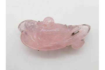 紅水晶　ローズクォーツ　水面に浮かぶ鳥　優しいピンク色が美しく上品な雰囲気の帯留め(帯締め、着物道具、和装小物、アクセサリー、ブローチ、箱付き)(R-074712)