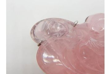 紅水晶　ローズクォーツ　水面に浮かぶ鳥　優しいピンク色が美しく上品な雰囲気の帯留め(帯締め、着物道具、和装小物、アクセサリー、ブローチ、箱付き)(R-074712)