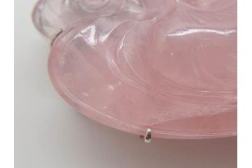 紅水晶　ローズクォーツ　水面に浮かぶ鳥　優しいピンク色が美しく上品な雰囲気の帯留め(帯締め、着物道具、和装小物、アクセサリー、ブローチ、箱付き)(R-074712)