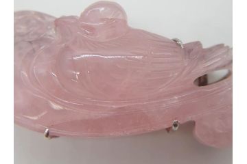 紅水晶　ローズクォーツ　水面に浮かぶ鳥　優しいピンク色が美しく上品な雰囲気の帯留め(帯締め、着物道具、和装小物、アクセサリー、ブローチ、箱付き)(R-074712)