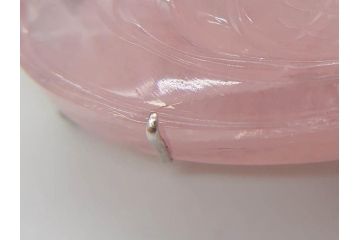 紅水晶　ローズクォーツ　水面に浮かぶ鳥　優しいピンク色が美しく上品な雰囲気の帯留め(帯締め、着物道具、和装小物、アクセサリー、ブローチ、箱付き)(R-074712)