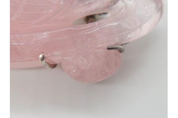 紅水晶　ローズクォーツ　水面に浮かぶ鳥　優しいピンク色が美しく上品な雰囲気の帯留め(帯締め、着物道具、和装小物、アクセサリー、ブローチ、箱付き)(R-074712)