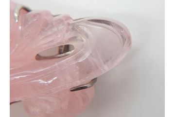 紅水晶　ローズクォーツ　水面に浮かぶ鳥　優しいピンク色が美しく上品な雰囲気の帯留め(帯締め、着物道具、和装小物、アクセサリー、ブローチ、箱付き)(R-074712)