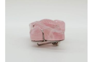 紅水晶　ローズクォーツ　水面に浮かぶ鳥　優しいピンク色が美しく上品な雰囲気の帯留め(帯締め、着物道具、和装小物、アクセサリー、ブローチ、箱付き)(R-074712)