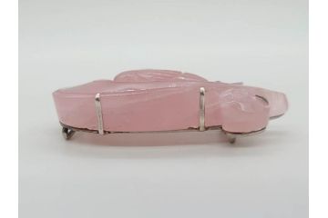 紅水晶　ローズクォーツ　水面に浮かぶ鳥　優しいピンク色が美しく上品な雰囲気の帯留め(帯締め、着物道具、和装小物、アクセサリー、ブローチ、箱付き)(R-074712)
