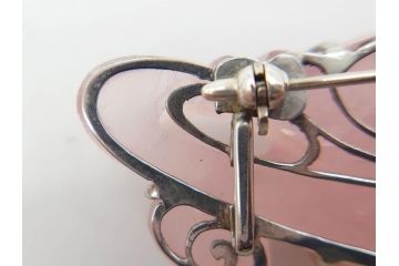 紅水晶　ローズクォーツ　水面に浮かぶ鳥　優しいピンク色が美しく上品な雰囲気の帯留め(帯締め、着物道具、和装小物、アクセサリー、ブローチ、箱付き)(R-074712)