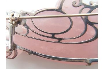 紅水晶　ローズクォーツ　水面に浮かぶ鳥　優しいピンク色が美しく上品な雰囲気の帯留め(帯締め、着物道具、和装小物、アクセサリー、ブローチ、箱付き)(R-074712)