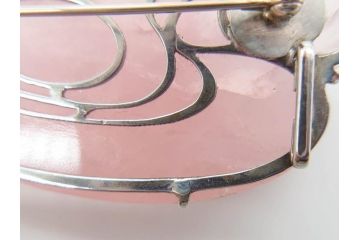 紅水晶　ローズクォーツ　水面に浮かぶ鳥　優しいピンク色が美しく上品な雰囲気の帯留め(帯締め、着物道具、和装小物、アクセサリー、ブローチ、箱付き)(R-074712)