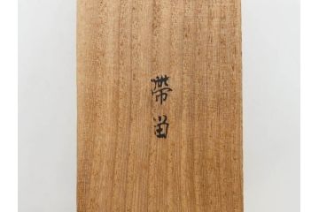 紅水晶　ローズクォーツ　水面に浮かぶ鳥　優しいピンク色が美しく上品な雰囲気の帯留め(帯締め、着物道具、和装小物、アクセサリー、ブローチ、箱付き)(R-074712)