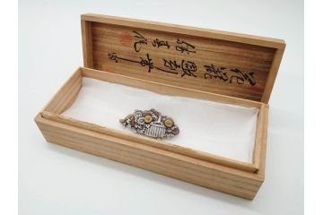 アンティーク　勝春作　花籠彫刻　金工　精巧な彫りが見事な帯留め(帯締め、着物道具、和装小物、アクセサリー、ブローチ、松竹梅、共箱付き)(R-074713)