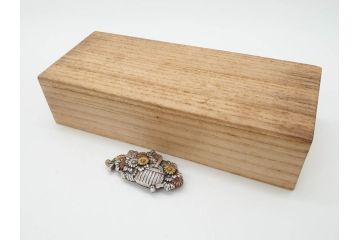 アンティーク　勝春作　花籠彫刻　金工　精巧な彫りが見事な帯留め(帯締め、着物道具、和装小物、アクセサリー、ブローチ、松竹梅、共箱付き)(R-074713)