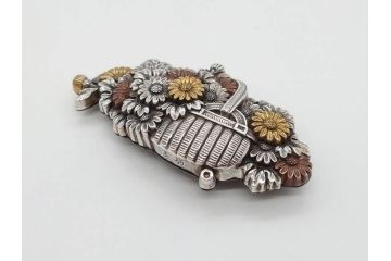 アンティーク　勝春作　花籠彫刻　金工　精巧な彫りが見事な帯留め(帯締め、着物道具、和装小物、アクセサリー、ブローチ、松竹梅、共箱付き)(R-074713)