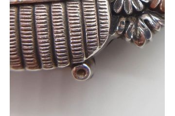 アンティーク　勝春作　花籠彫刻　金工　精巧な彫りが見事な帯留め(帯締め、着物道具、和装小物、アクセサリー、ブローチ、松竹梅、共箱付き)(R-074713)