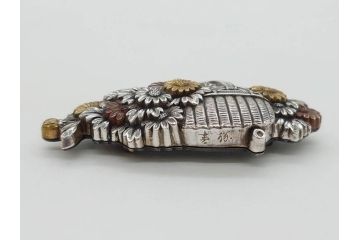 アンティーク　勝春作　花籠彫刻　金工　精巧な彫りが見事な帯留め(帯締め、着物道具、和装小物、アクセサリー、ブローチ、松竹梅、共箱付き)(R-074713)