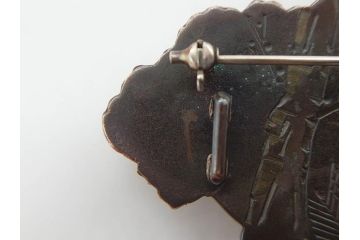 アンティーク　勝春作　花籠彫刻　金工　精巧な彫りが見事な帯留め(帯締め、着物道具、和装小物、アクセサリー、ブローチ、松竹梅、共箱付き)(R-074713)